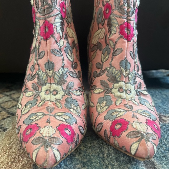 Embroidered pink heeled booties - Picture 2 of 6